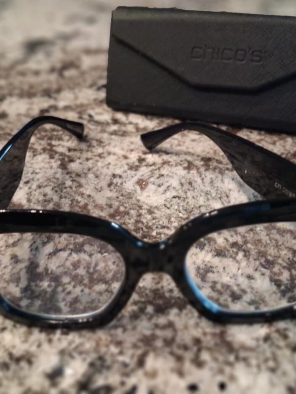 Chico's  2.50 Black Matte Square Readers with case